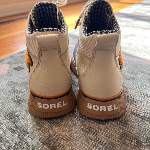 Sorel Beige and Navy Winter Boots, 7.5 - Picture 2 of 7